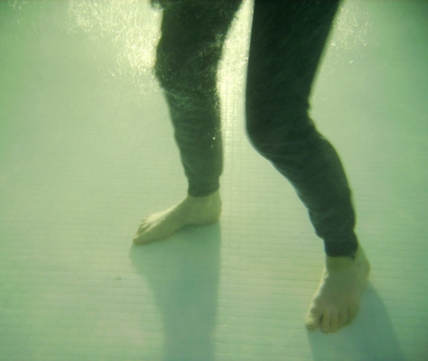 Cathy's Feet Underwater
My underwater camera seemed to have a life of its own.  The bubbles at the top of the photograph are from Murphy's swimming.
Słowa kluczowe: Cathy Bushby Feet Swim Swimming Swims Underwater
