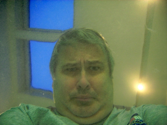 My Next Passport Photo
I held the underwater camera at arm's length and pointed it back at my face.  Held my breath, and here's my next passport photo.
Palabras clave: Craig Swim Swimming Swims Underwater