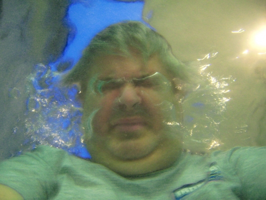 Always Blowing Bubbles
Held the underwater camera at arm's length, pointed it back at me, put my head underwater and blew bubbles through my nose.
Schlüsselwörter: Bubbles Craig Swim Swimming Swims Underwater