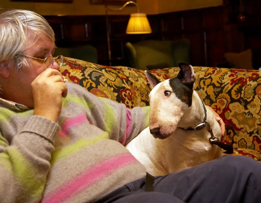 Craig Feeding Kiko a Scone
At the Lygon Arms Hotel, Broadway -- in the Cotswolds.  January 11 2007.
Anahtar kelimeler: Kiko English Bull Terrier Lygon Arms Hotel scone tea Cotswolds