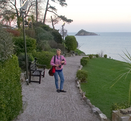 Cathy at the Osborne Hotel, Torquay
We had tea at the Osborne Brasserie in Torquay and came out to enjoy the twilight.  January 11 2007
Ključne besede: Cathy Torquay Osborne Hotel Osborne Brasserie twilight Devon coast