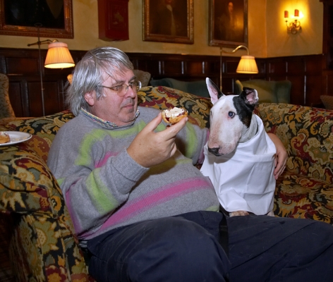 Kiko and I Sharing a Scone
Having a shared cream tea at the Lygon Arms Hotel in Broadway, in the Cotswolds.
Klíčová slova: Kiko English Bull Terrier Lygon Arms Hotel Broadway Craig cream tea Cotswolds