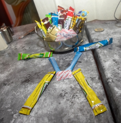 A Man Made Out of Condiments
While waiting for our tea at the Osborne in Torquay, Cathy amused herself by making a little man from the sauces, etc., left in a little steel pot on the table.
Λέξεις-κλειδιά: Osborne Brasserie Torquay condiments
