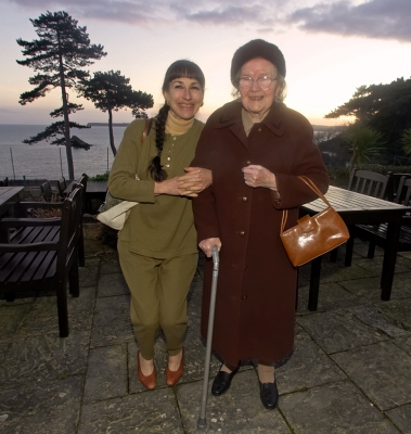 Marjorie and Auntie Jean
Outside the Osborne Hotel, Torquay, mid-January twilight
Anahtar kelimeler: Marjorie Auntie Jean Charles Osborne Torquay twilight