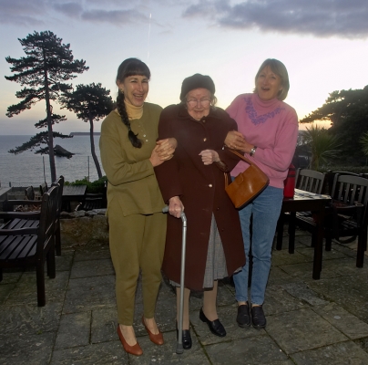 Marjorie, Auntie Jean, and Cathy
Outside the Osborne Hotel, Torquay, mid-January 2007 twilight
Trefwoorden: Marjorie Cathy Auntie Jean Osborne Hotel Torquay twilight