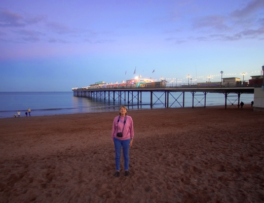 Cathy at Paignton Pier
Twilight at Paignton Pier, Torbay.  Cathy standing on the red sand --- it looked more like the sand used in construction than on a beach.
Λέξεις-κλειδιά: Paignton Pier Torbay twilight Cathy sand