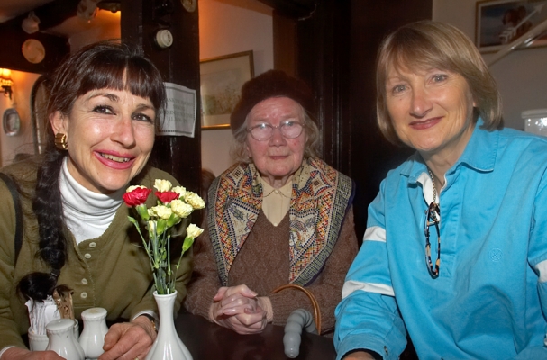 Lunch at  Totnes
2007
Ключові слова: Cathy Marjorie Auntie Jean