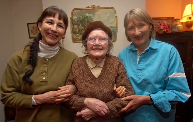 Marjorie, Auntie Jean, and Cathy
In Auntie Jean's lounge, Torquay, January 2007
Avainsanat: Marjorie Auntie Jean Charles Cathy Torquay lounge