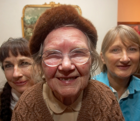 Auntie Jean with Marjorie and Cathy
Auntie Jean's lounge, Torquay, January 2007
Keywords: Marjorie Auntie Jean Charles Cathy Torquay