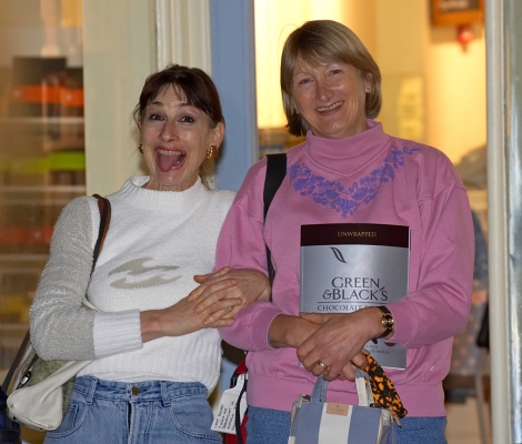 Marjorie and Cathy
On our day in the Cotswolds, following afternoon tea.
Palabras clave: Marjorie Cathy Cotswolds afternoon tea