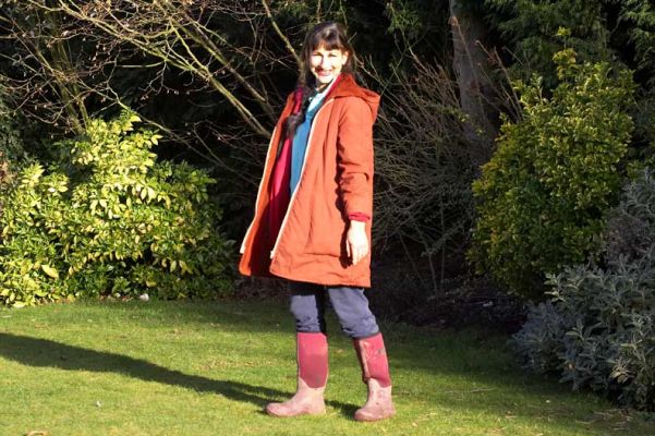 Marjorie Playing Catch With the Doggies
Enjoying some long-awaited sunshine in the front garden at Whitecroft, late January 2006.
Ključne besede: Marjorie Whitecroft garden sunshine boots