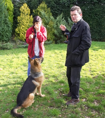 Sasaha, Marjorie, and Simon Hale
Simon did a great article about Lucies Farm for the [i]Birmingham Post[/i] earlier this month.  He's visiting again to do an article about our dog resort for a national magazine.  But Sasha wants the home-baked doggie cookie that Simon is tasting.
Avainsanat: Simon Hale Marjorie Sasha German Shepherd cookie Birmingham Post reporter article press