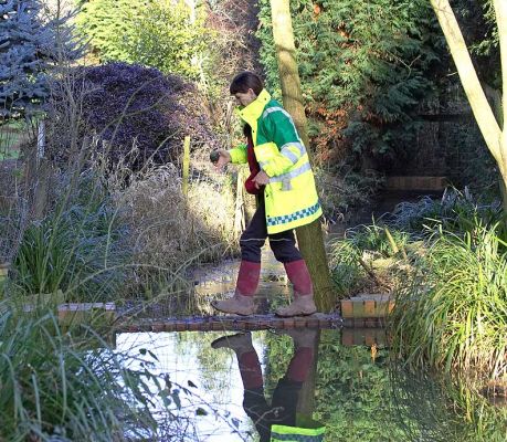 Marjorie Crossing the Dam
Having crossed the narrow dam to get a dog ball from the other side of the small "canal."
Anahtar kelimeler: Marjorie dam water crossing Whitecroft garden