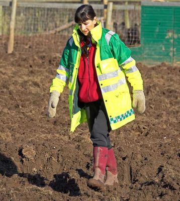 Marjorie in the Pig Field
Crossing the mud, with the wild boar visible over Marjorie's left shoulder.
Słowa kluczowe: Marjorie mud wild boar Whitecroft pig