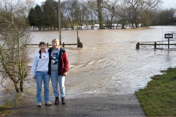 Kinda makes you feel small don't it
Schlüsselwörter: Cathy Flood Flooding Floods Marjorie Powick Smile Smiling Woman Women Worcester