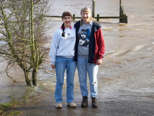 Oo-er lapping at our feet
Anahtar kelimeler: Cathy Flood Flooding Floods Marjorie Powick Smile Smiling Woman Women Worcester