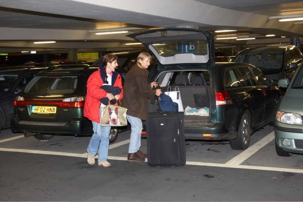 Off we trundle
Schlüsselwörter: Airport Cathy Farewell Goodbye Heathrow Luggage Marjorie Parting