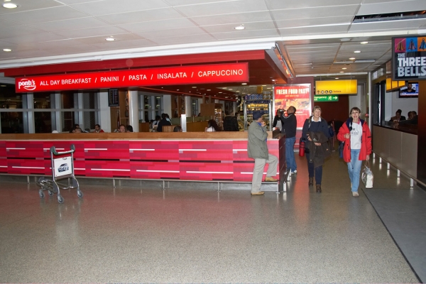 Oh, what a surprise, fed and watered - again
Schlüsselwörter: Airport Cathy Farewell Goodbye Heathrow Luggage Marjorie Parting