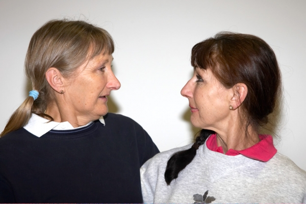 Your nose is bigger than mine
Ключові слова: Airport Cathy Farewell Goodbye Heathrow Luggage Marjorie Parting