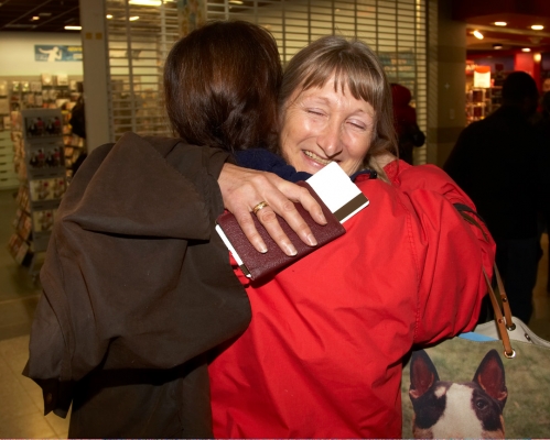 Have a nice life
Schlüsselwörter: Airport Cathy Farewell Goodbye Heathrow Luggage Marjorie Parting Smile Smiling Woman Women
