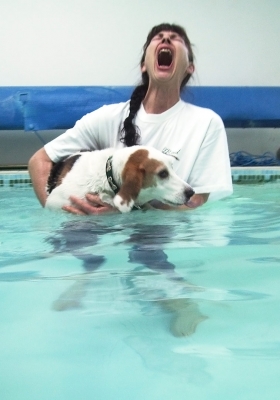 Who's got sharp claws then
Ključne besede: Beagle Dog Dogs Lesson Marjorie Pool Stan Swim Swimming
