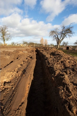 Almost a mini-canal
As the ground is clay, we could almost use this groove (made by the construction equpment) as a small stream to take water to the pigs.
Schlüsselwörter: Clay Construction Lucies Farm Maggot's Croft Mud Pigs