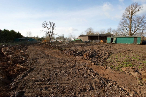 Chicken coop and upper barn at Maggot's Croft
With the small "road" construction in the foreground.
Schlüsselwörter: Clay Construction Lucies Farm Maggot's Croft Mud Pigs