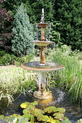Whitecroft Garden Fountain
Vic, Andy, and crew just installed a new pump, filter system, and and some underwater lights.  The water is much cleaner, and there's no blanket weed (yet).  I love the sound of the water in the metal trays of the fountain --  a bit like a wind chime.
Keywords: fountain Whitecroft water pump filter clean water garden