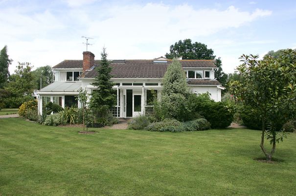 Whitecroft on A Summer Afternoon
July 3 2005
Ключови думи: Whitecroft front garden summer afternoon July afternoon house striped lawn