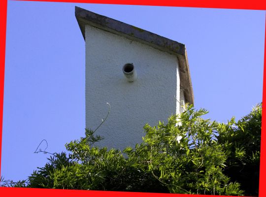 Don't need this on a summer's day
Our white chimney against a blue, blue sky
Ključne besede: Whitecroft chimney blue sky