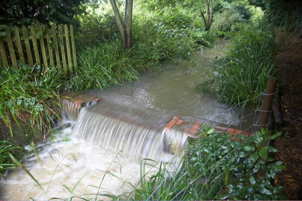 The Whitecroft "Canal" and Dam
Water flowing over the dam during the worst rains I'd seen in England.
Mots-clés: Whitecroft dam water flow rain flood