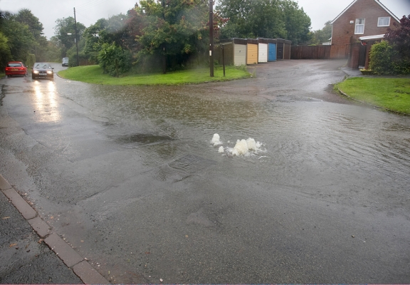 Colletts Green Road
The undersized sewers are again not up to the task.  The water bubbles up, and then flows from the sewers into the highway run-off system.  So sewage is escaping and going down into the River Severn.  We have complained about this for 15 or more years, but nobody does anything about it.  We installed our own mini sewage treatment plant so we weren't dependent upon the main sewers.
Palabras Clave: Colletts Green Road sewer flood rain water Severn Trent Water Malvern Hills District Council