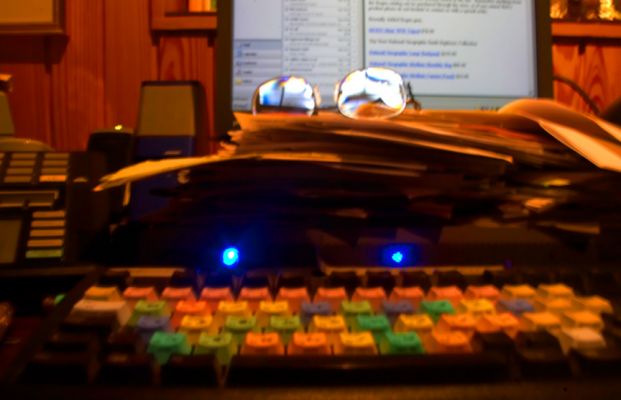 Blue Eyed Computer Monster
I was playing with my camera -- trying to figure out how to do a longer exposure -- and managed to take this photo of my computer, with my glasses on the top of a stack of paperwork.  The blue lights in my LaCie hard drive look a bit like those of a monster.
Palabras clave: Keyboard office blue eyed monster glasses