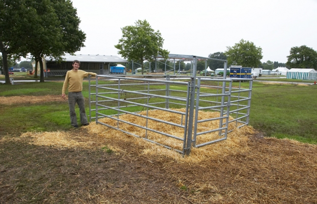 Norbert Kobela with the Temporary Pen
Picking up the temporary pen at the Royal Show, following the deluge.
Palabras Clave: temporary pen Royal Show Norbert Kobela