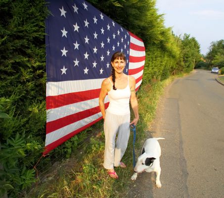 4th of July at Whitecroft
For the second year in a row (a tradition?) we put our huge American flag, bought by us just after 9-11, up on the hedge at the front of Whitecroft, along Colletts Green Road.  Here's Marjorie posing with Kiko.  Note the busy rush-hour traffic.  July 4th 2006
Ključne besede: American Flag 4th of July 9-11 Marjorie Kiko Colletts Green Road hedge celebration patriotic stars stripes independence