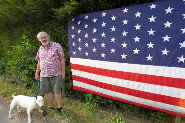 Craig and Kiko and the Stars and Stripes
Our 4th of July American flag, on the hedge in front of Whitecroft.
Słowa kluczowe: July 4 hedge Whitecroft American flag 4th of July 4 Kiko Craig English bull terrior patriotic stars and stripes