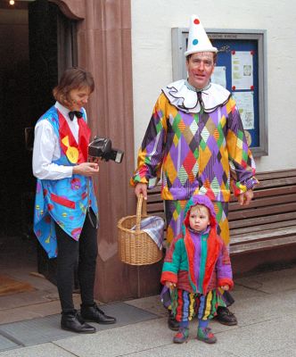 Big and Little Clowns, Germany
Somewhere in Germany -- probably Baden Baden.  I've never liked clowns:  I find them unsettling.  And here are two of them, big and little.
Keywords: clowns Germany unsettling