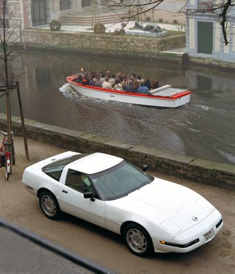 Marjorie's Corvette in Bruge
We thought it would be fun to drive the new Corvette to Switzerland to pick up a new Bolex movie camera.  We spent the night in Brugge (Belgium), the "Venice of the North."  We parked the car along side one of the canals, in front of our hotel.
Mots-clés: Corvette canal Bruge Brugge Belgium car