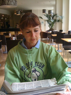 Marjorie Waiting for Breakfast
We'd taken the Corvette to Bauer Millett for its MOT and a service.  Marjorie is waiting for breakfast at the House of Fraser in Manchester.
Ključne besede: Marjorie House of Fraser Manchester