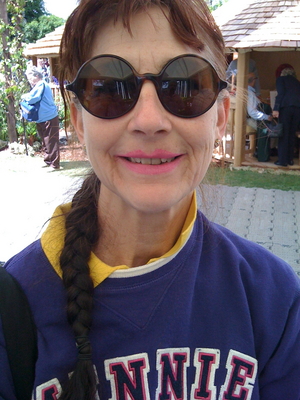 Marjorie at Chelsea Flower Show 2009
Waiting in the queue for lunch at the Chelsea Flower Show
Ключевые слова: Marjorie lunch Chelsea Flower Show