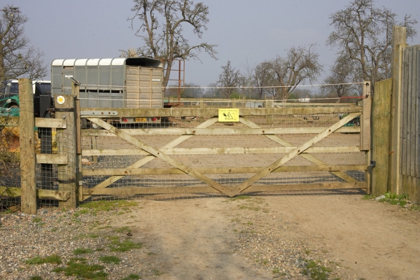 Stable Gate at Lucies Farm
Photographed from the track, as though arriving at the gate.  It opens inward (the motor is on the left in this photograph, latch on the right).  The stable yard lies within.  The two strands of wire on the top of the gate are part of the Gallagher electric fence system which surrounds Maggot's Croft.
Λέξεις-κλειδιά: stable gate automation gate