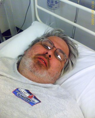 Craig in the Hospital
Eeegads, this picture even scares me.  I think it's pretty funny that I'm wearing an "Ironman" t-shirt.  Some Ironman I am --- slipping and falling on my bum in our own conservatory.  May 5 2006
Trefwoorden: Craig Worcester Royal Infirmary Hospital Ironman