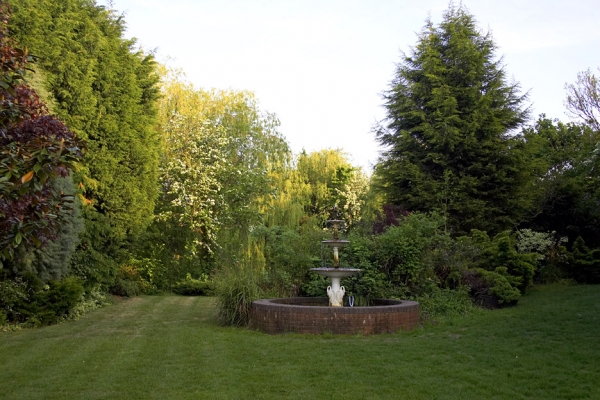 Peace and quiet
Ключевые слова: Whitecroft garden fountain