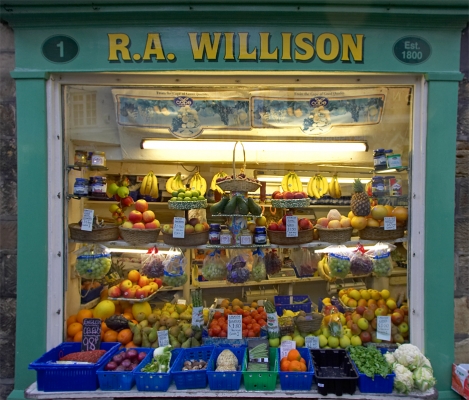 R. A. Willison Window, Whitby
This fruit and vegetable window in Whitby looked so colourful and orderly.  The sign indicates that they've been doing this since 1800.
Palabras clave: R. A. Willison Whitby fruit and vegetable window