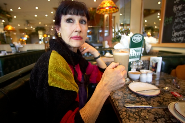 Put that camera away - I want to drink my coffee
2007
Palabras clave: Marjorie