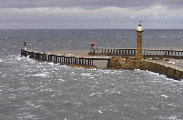 White horses - almost
The sea was amazingly calm given the weather conditions
Anahtar kelimeler: Whitby