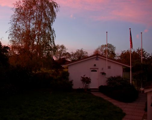 Doggie hotel bathed in November sunset
Anahtar kelimeler: Whitecroft November sunset dog kennel dog resort