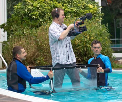 Someone's keeping their feet dry!
BBC Countryfile came to film a piece on pigs swimming
Λέξεις-κλειδιά: Alun cameraman Grzegorz Milan BBC Countryfile November 8 2006 swimming pool