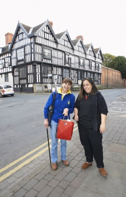 ....... and food shopping
Marjorie and Julie Wong in Ledbury
Klíčová slova: Julie Wong Ledbury Marjorie