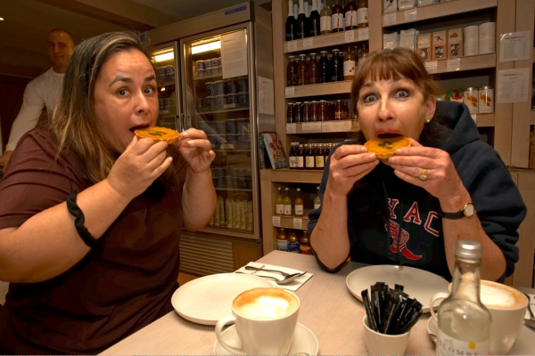 Julie and Marjorie Both Enjoying Tarts
At the Daylesford Farm Shop near Kingham in Gloucestershire.
Palabras clave: Cotswolds Daylesford Farm Shop Julie Wong Marjorie